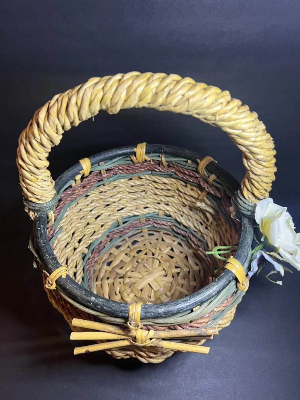 Rustic Farmhouse Style Multicolor Decorative Woven Wicker Basket w/ Handle 11.5